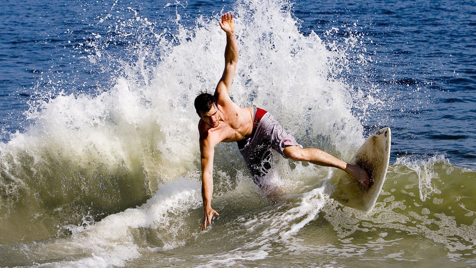 综合格斗赛场焦点！英格兰队对阵葡萄牙队，战况跌宕起伏，悬念直到终场